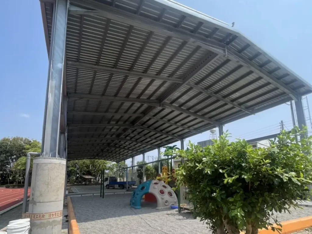 鑫聯綠能科技有限公司-高雄太陽能屋頂安裝,防水隔熱工程,房屋興建修繕-大竹國小-風雨球場-3
